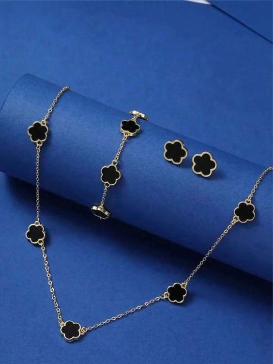 Black Clover Jewelry Set