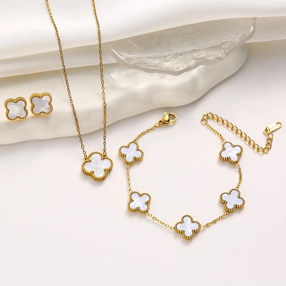 White Clover Jewelry Set